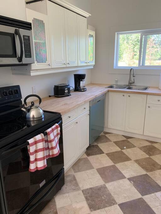 Country Home, Sleeps 6 Pets Friendly Port Alberni Exterior photo